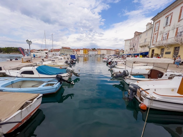 Les bateaux à moteur de la ville de Cres