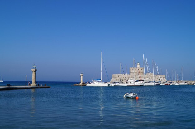 Bateaux naviguant en mer