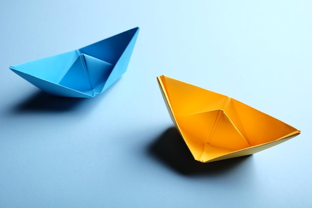 Bateaux en origami bleu et jaune