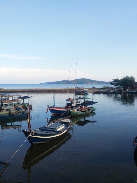 Bateaux de pêche amarrés après l&#39;achèvement de la pêche