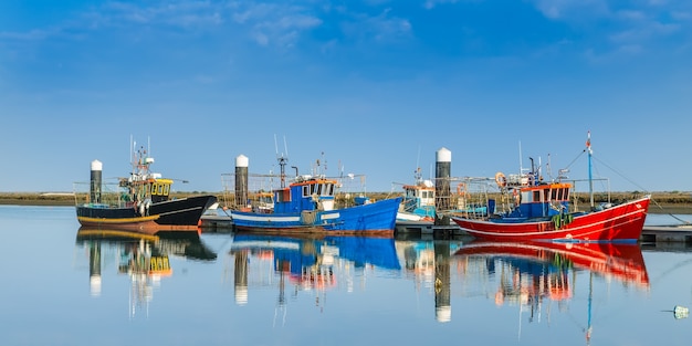 Bateaux De Pêche Amarrés Au Quai. Navires Industriels.