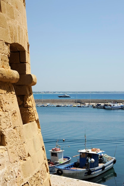 Les bateaux de pêche amarrés aux quais de la vieille ville près du château Gallipoli Province de Lecce Pouilles Italie