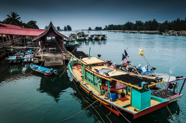 Des bateaux de pêche amarrés dans la rivière contre le ciel
