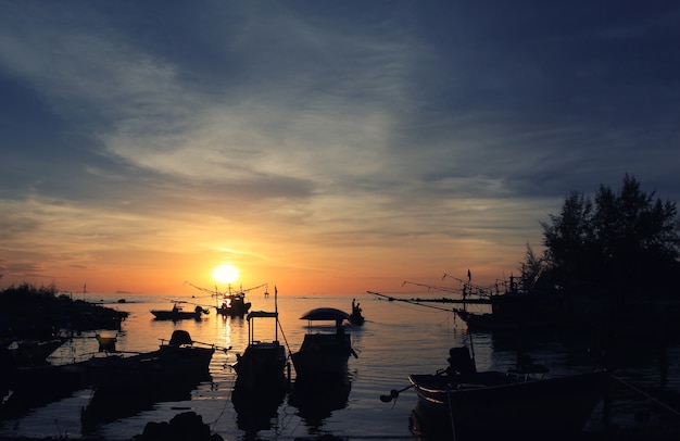 bateaux de pêche au bord de la mer