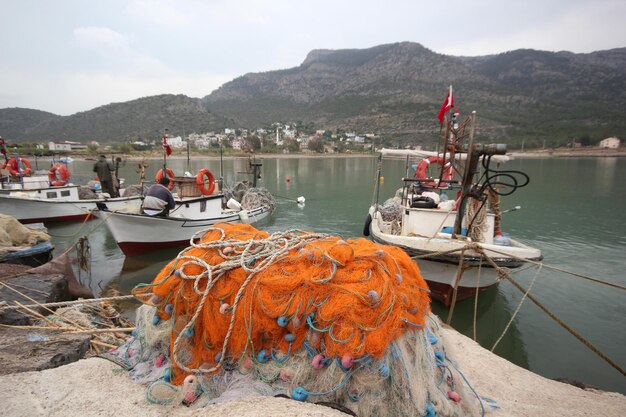 Bateaux de pêche au bord de la mer