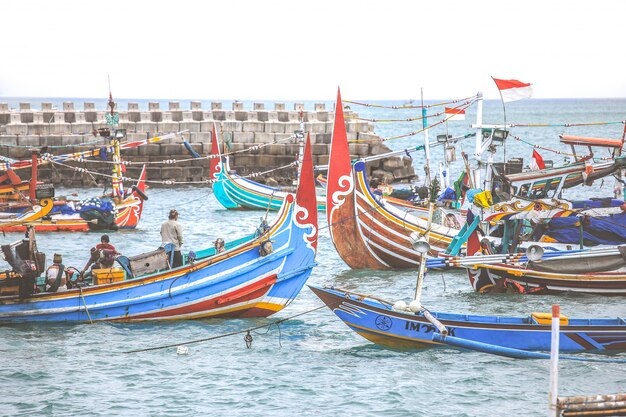 Bateaux de pêche balinais colorés fabriqués à la main