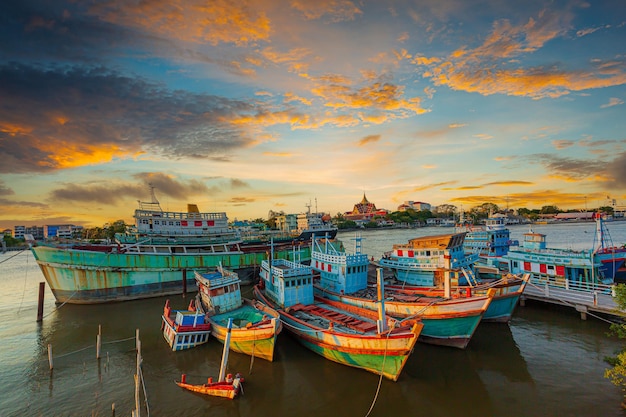 bateaux de pêche et beau ciel, de nombreux bateaux amarrés au lever du soleil le matin au port de Chalong,