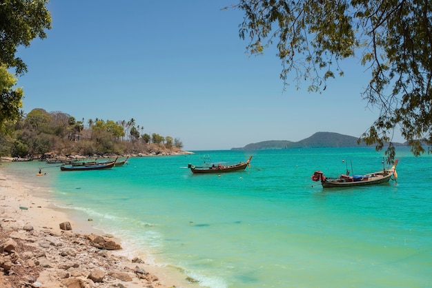 Bateaux de pêche sur la côte de la mer en Thaïlande sur l'île de Phuket.