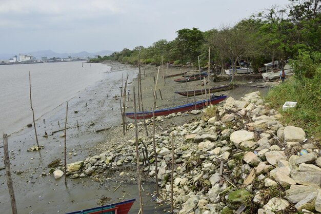 Bateaux de pêche sur la côte rocheuse Guayaquil