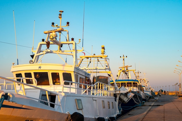 bateaux de pêche dans le port de Fiumicino.