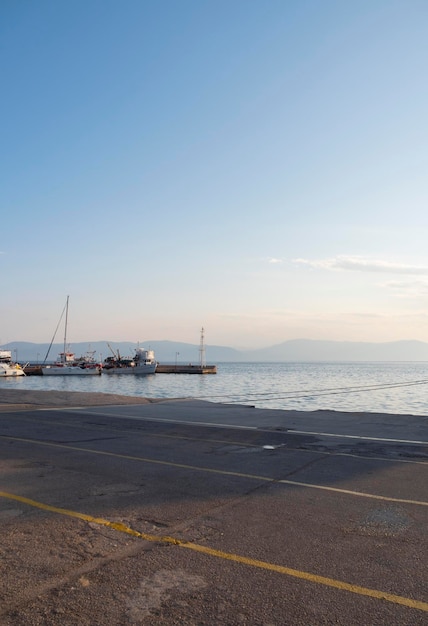 Bateaux de pêche dans le port de Loutra Edipsou sur l'île d'Eubée en Grèce