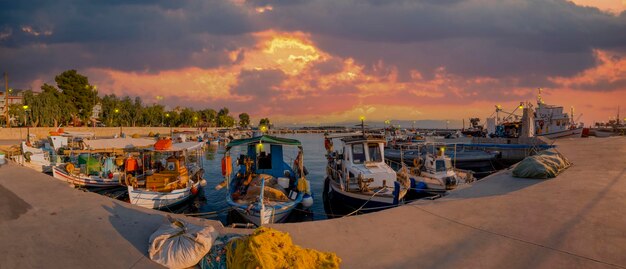 Bateaux de pêche dans le port de Loutra Edipsou sur l'île Evia en Grèce au coucher du soleil