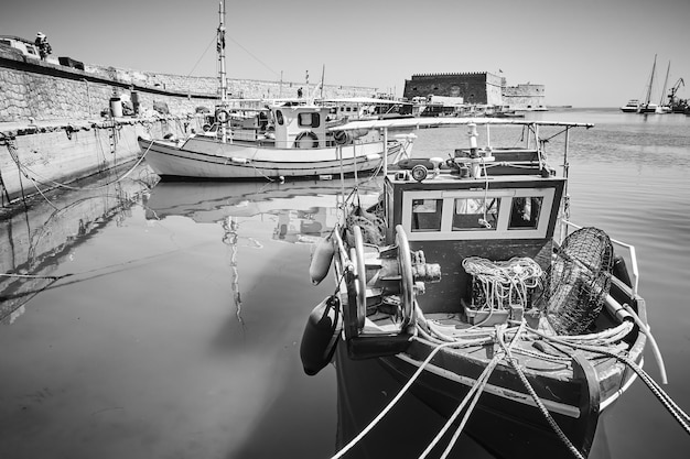 Bateaux de pêche dans le port vénitien d'Héraklion, île de Crète, Grèce. Photographie noir et blanc