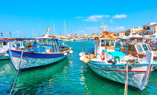 Bateaux de pêche dans le port de la ville d'Égine le jour ensoleillé d'été, Grèce