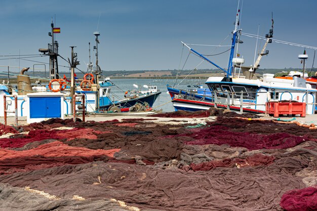 Bateaux de pêche et filets dans le port