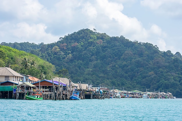 Bateaux de pêche garés dans la mer en été à Koh Kood