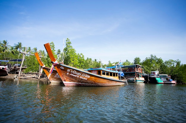 Des bateaux de pêche sur l'île de Ko Yao, dans le sud de la Thaïlande