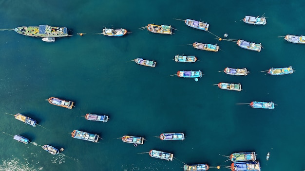 Photo bateaux de pêche sur la mer cyan. vue panoramique aérienne