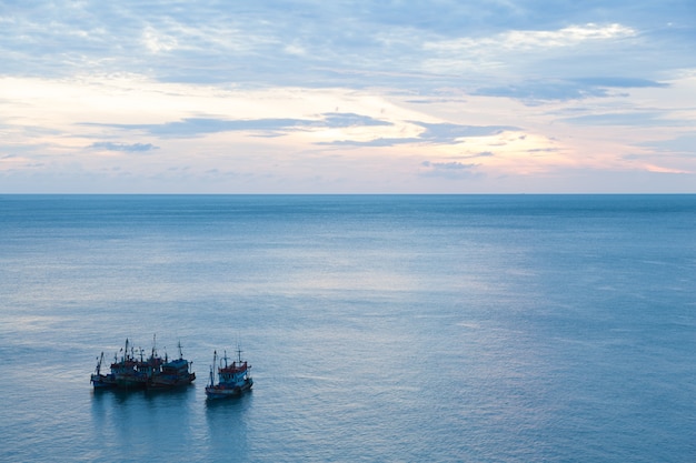 Bateaux de pêche en mer