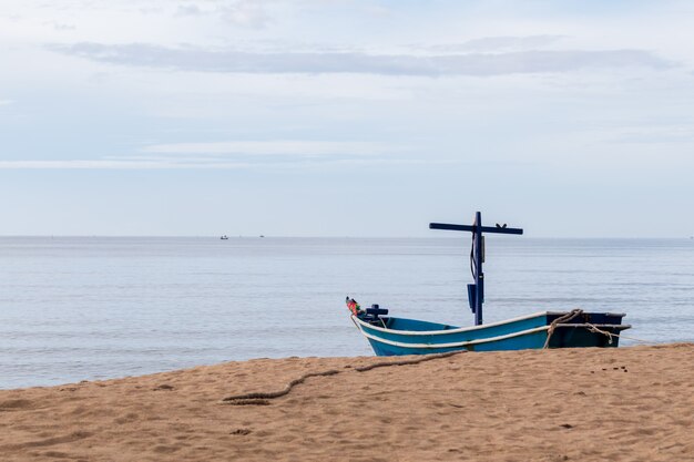 Photo les bateaux de pêche des pêcheurs sont garés sur la plage.