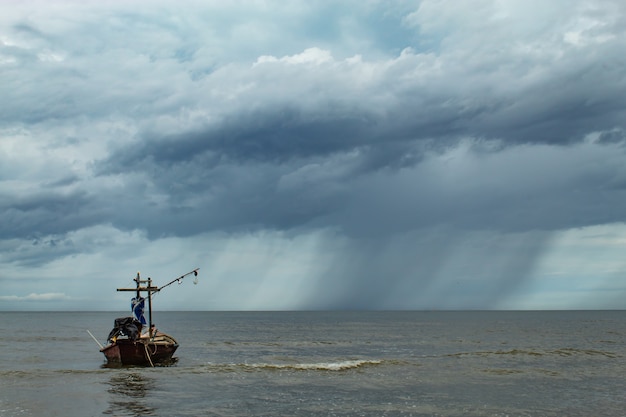 Bateaux de pêche et La pluie qui tombe dans la mer.