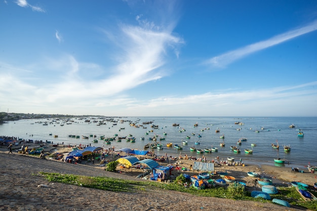 Bateaux de pêche près de la ville de Mui Ne.