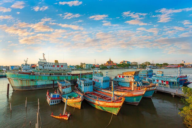 Bateaux de pêche sur la rivière Tha Chin Samut Sakhon Province Thaïlande