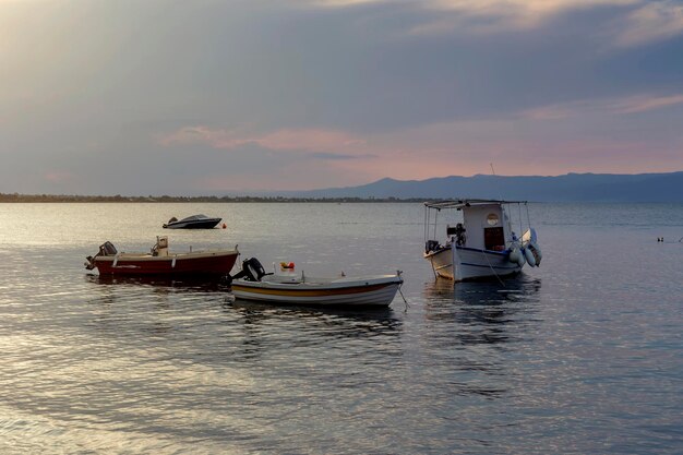 Les bateaux de pêche sont amarrés près du rivage de la Grèce.