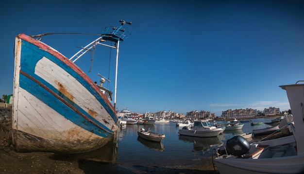 Bateaux de pêche traditionnels sur le rivage