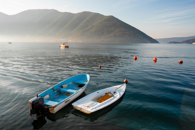 Bateaux de pêche sur les vagues sur la côte européenne méditerranéenne