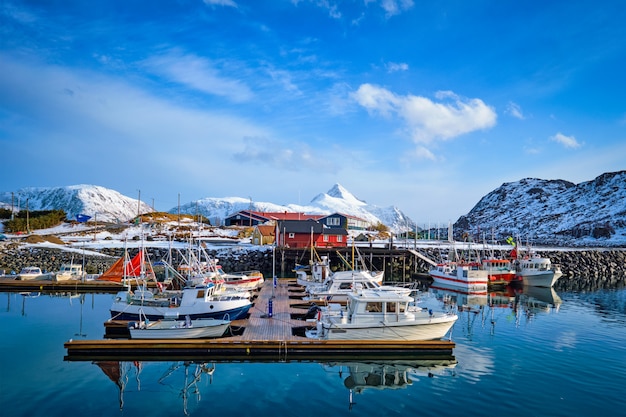 Bateaux de pêche et yachts sur la jetée en Norvège