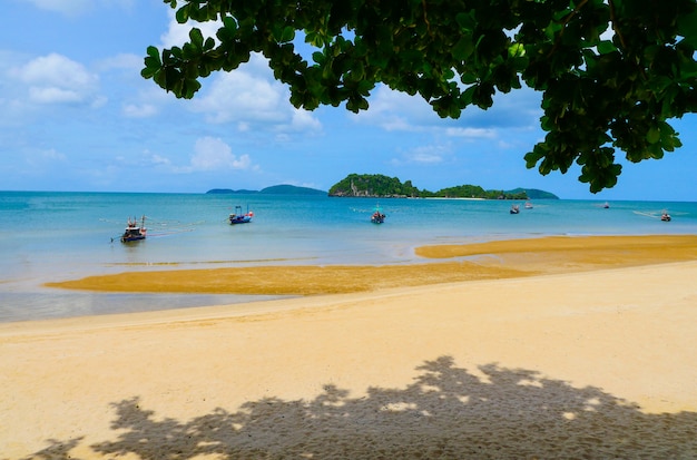 Photo bateaux de pêcheur sur la plage.