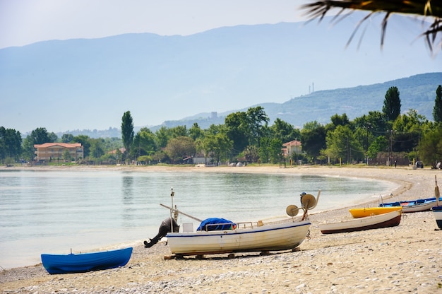 Bateaux de pêcheur à la plage