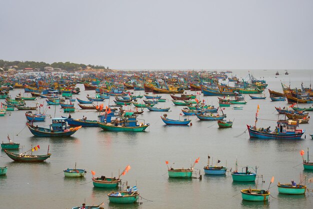 Photo bateaux de pêcheurs dans le port du vietnam