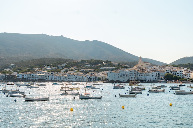 Bateaux sur la plage de la côte de Cadaques, ville de la Costa Brava de Catalogne, Gérone, mer Méditerranée. Espagne