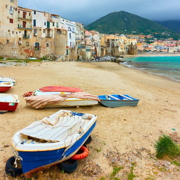 Bateaux sur la plage de sable de Cefalu, Sicile, Italie