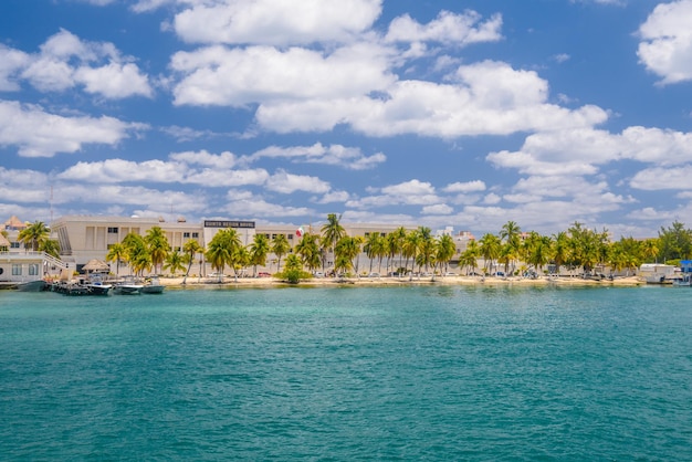 Bateaux près de la côte avec des palmiers de l'île d'Isla Mujeres dans la mer des Caraïbes Cancun Yucatan Mexique