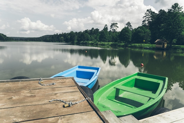 Bateaux près d'un quai en bois paysage paisible personne