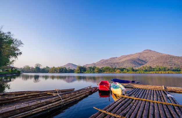 Bateaux Et Radeau Sur Un Lac De Montagne Avec La Lumière Du Soleil. Lac De Barrage Naturel En Forêt.