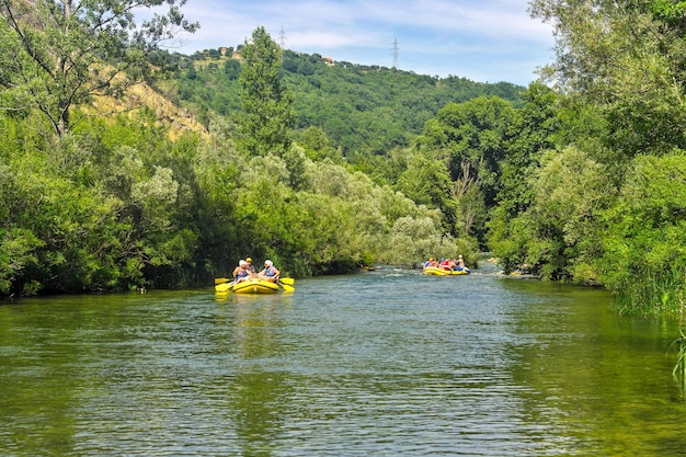 Bateaux de rafing sur une rivière en croatie