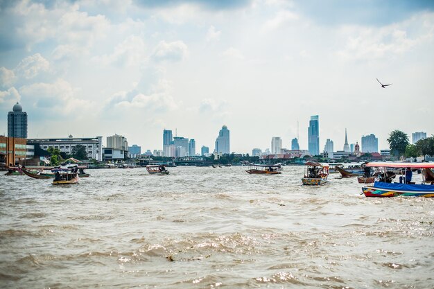 Bateaux sur la rivière à Bangkok