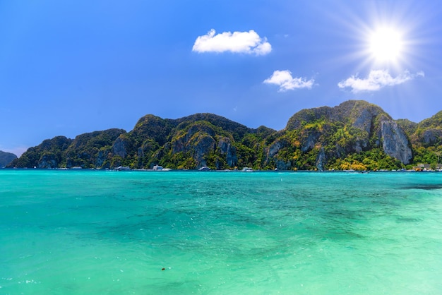 Bateaux et rochers Phi Phi Don Island Mer d'Andaman Krabi Thailan