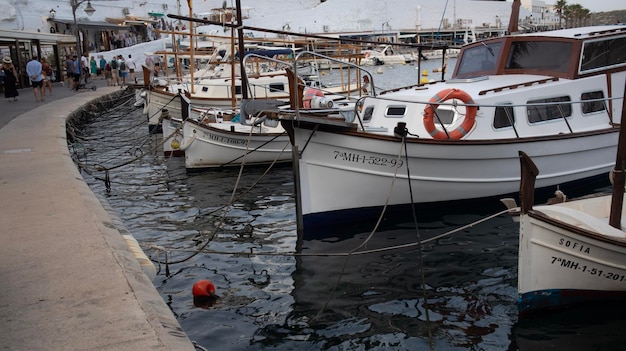 Les bateaux sont amarrés dans le port.