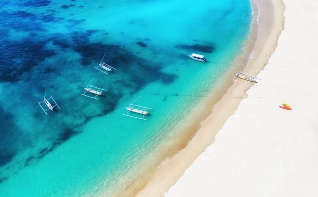 Bateaux sur la surface de l'eau depuis la vue de dessus Fond d'eau turquoise depuis la vue de dessus Paysage marin d'été depuis l'air de l'île de Bali Indonésie Image de voyage