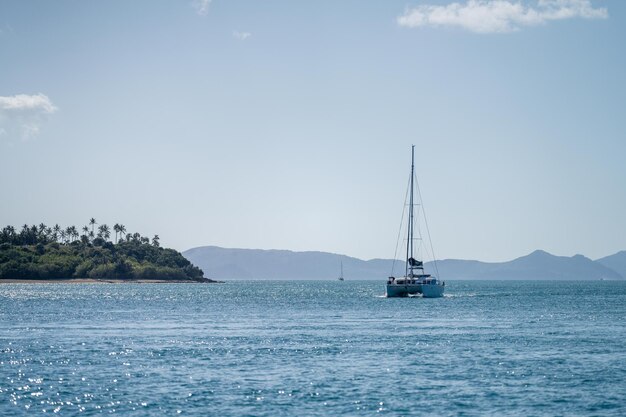Bateaux de tourisme et bateaux d'excursion dans les whitsundays queensland australie voyageurs sur la grande barrière de corail sur les coraux et les poissons yachts touristiques de jeunes faisant la fête sur l'eau