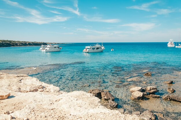 Les bateaux de touristes s'amarrent au lagon bleu de la péninsule d'Akamas à Chypre