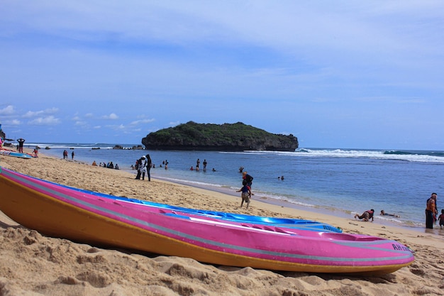 Bateaux de touristes sur le sable blanc