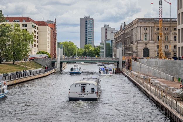 Bateaux touristiques sur la rivière Spree, quartier Mitte. Berlin, Allemagne. Voyage en Europe.