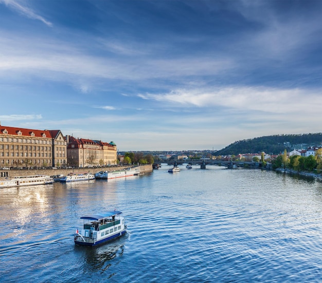 Des bateaux touristiques sur la rivière Vltava à Prague