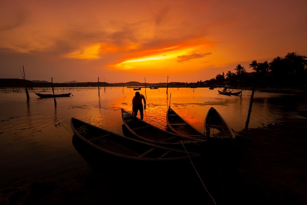 Des bateaux traditionnels à la lagune d'O Loan au coucher du soleil dans la province de Phu Yen au Vietnam